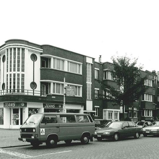 Interbellum hoekpand aan Bredabaan 664