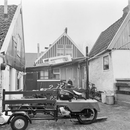 Pand met gepleisterde gevel en zadeldak