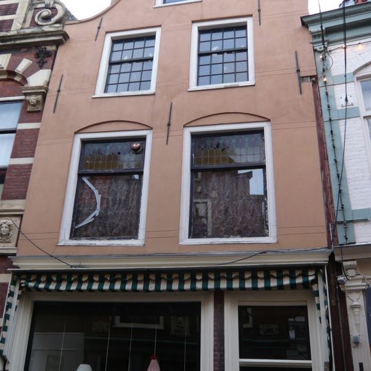 Pand met klokgevel, roze gecementeerd