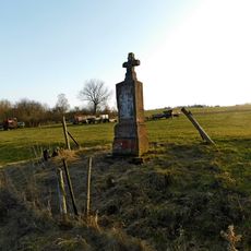 Kříž u silnice z Vlkovce na Leštinu