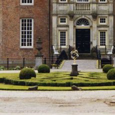 Landgoed Middachten: sokkels met ornament