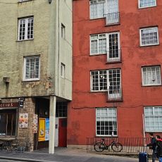 Canongate, 1 And 2 Chessel's Court (w Block)