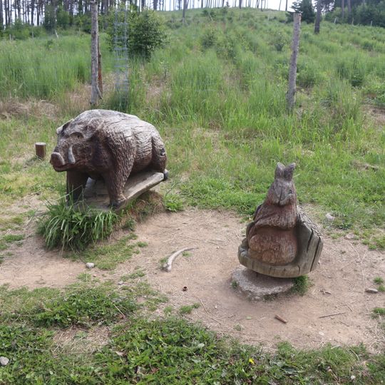 Sochy divočáka a zajíce