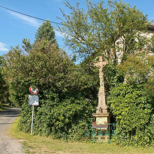 Kříž v Drozdově u hlavní silnice
