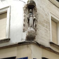 Statue de vierge sur un globe.