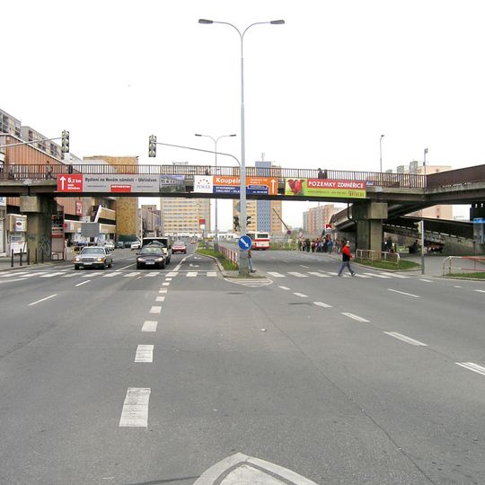 Lávka přes Opatovskou ulici u stanice metra Háje