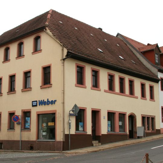 Wohnhaus in Ecklage und geschlossener Bebauung