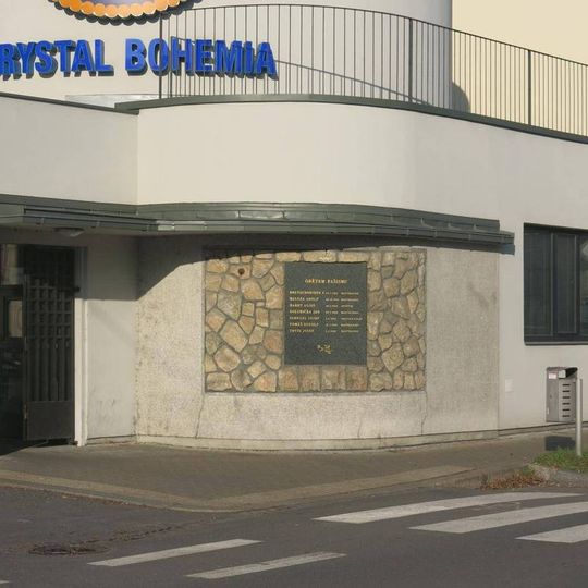 Pamětní deska obětem fašismu na budově vrátnice Crystal Bohemia v Poděbradech