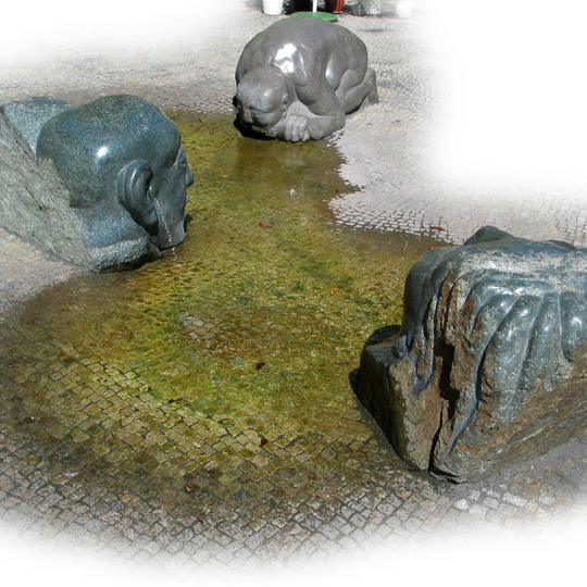 Wasserspiel Spucken und Schlucken