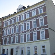 Mietshaus in ehemals geschlossener Bebauung Clausstraße 62