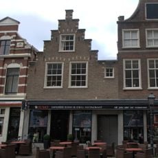 Pand met trapgevel, sterk gerestaureerd