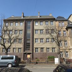 Mietshaus in halboffener Bebauung mit Vorgarten und Einfriedung Rosenbergstraße 2