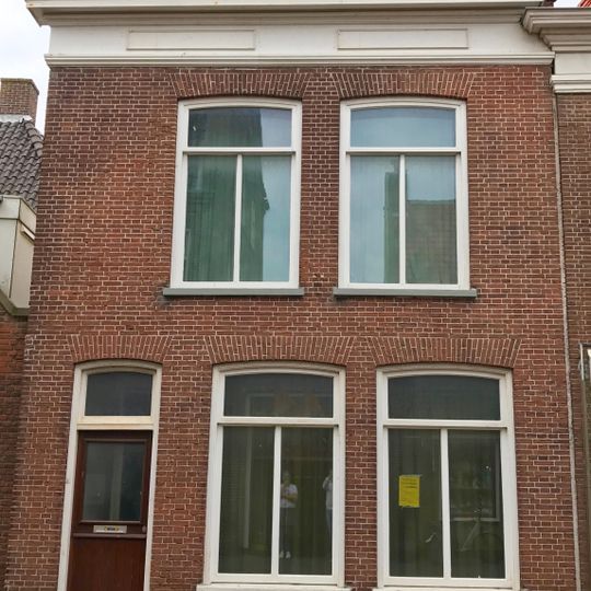 Eenvoudig pand met rechte kroonlijst