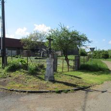 Kříž v Mlečicích na rozcestí