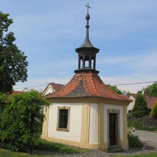 Kaple na návsi v Kololeči