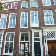 Pand met gevel, deuromlijsting en rechte kroonlijst