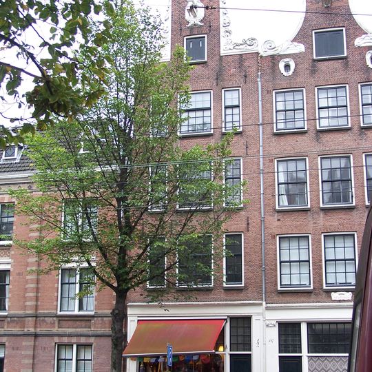 Huis, vanwege de zandstenen onderdelen van de gevelhals en de gebeeldhouwde omlijsting van de hijsbalk