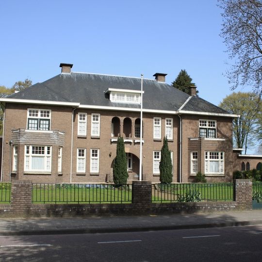 Pastorie met rechts een uitbouw die toegang biedt tot de sacristie