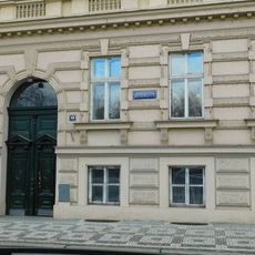 Pamětní deska rodiny Medkovy na domě Janáčkovo nábřeží 471/49 na Smíchově