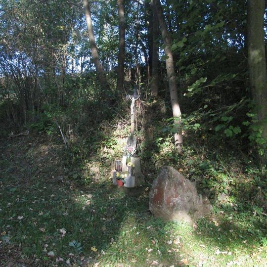 Kříž východně od Kuní u cesty do Týnčan