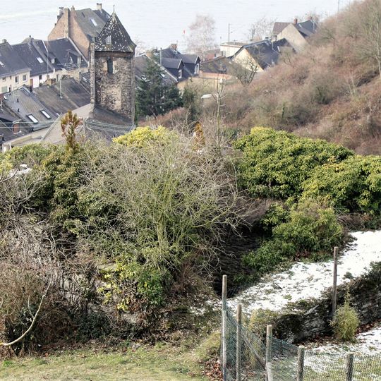 Zwei Turmruinen und Mauerreste