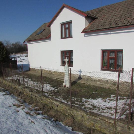 Kříž západně od Strměch u čp.44