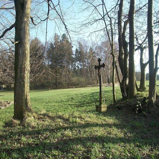 Kříž u Dobré Vody mezi stromy