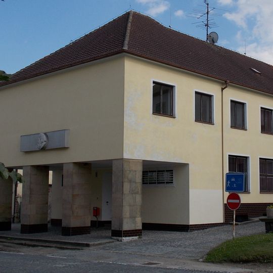 Pamětní deska Mikoláše Alše na budově pošty v Miroticích