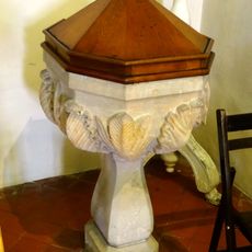 Baptismal font de l'église Saint-Béat d'Épône