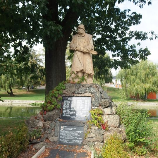 Pomník padlým v Lašťanech u rybníka