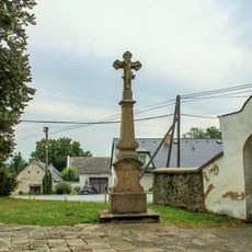 Kříž ve Vyšehorkách u kostela