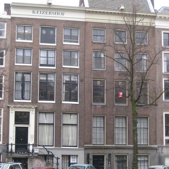 Pand met gevel onder rechte lijst