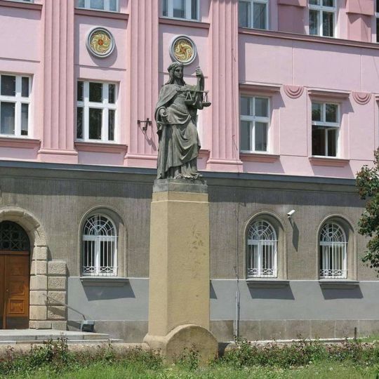 Socha Spravedlnosti před Okresním soudem v Klatovech