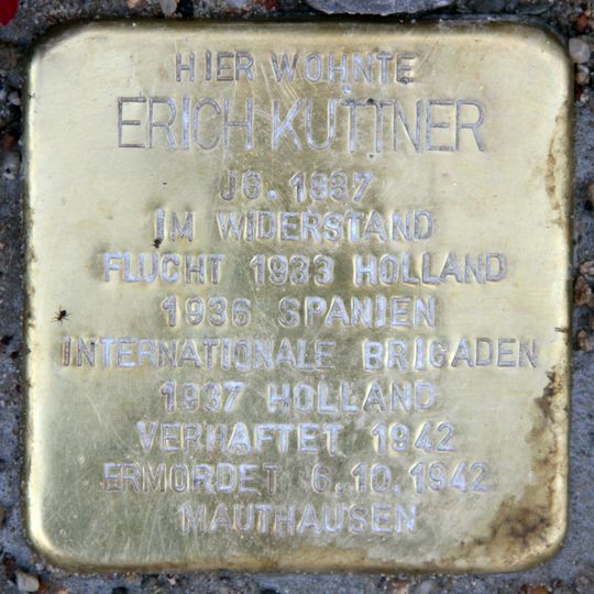 Stolperstein en memoria de Erich Kuttner