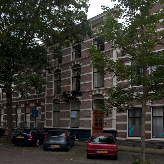 Tweezijdig aangebouwd herenhuis in eclectische stijl