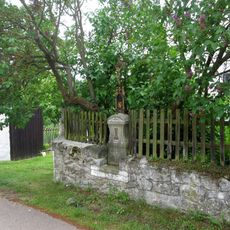 Kříž v Defurových Lažanech v plotu