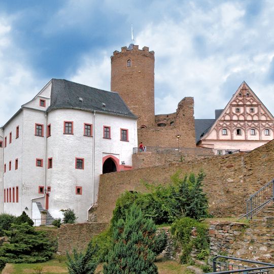Burg mit Toranlage, Brücke und Burgmauern Schloßberg 1