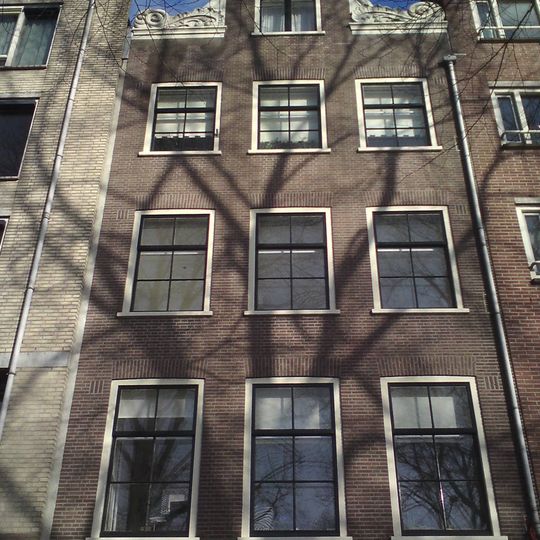 Huis, wegens de zandstenen onderdelen van de gevelhals