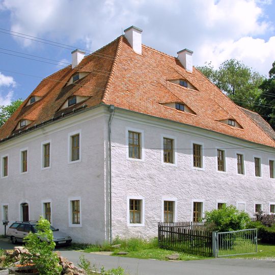 Sachgesamtheit Rittergut Oberschaar mit folgenden Einzeldenkmalen: Herrenhaus eines Rittergutes mit rückwärtigem Anbau mit Wappen und Keller , Wirtschaftsgebäude (siehe Einzeldenkmalliste Zu