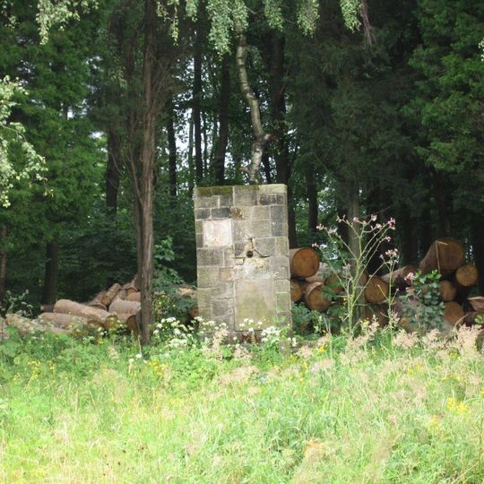 Pomník padlým sovětským letcům u hlavní silnice jihovýchodně od Komňi