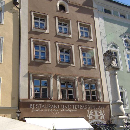 Ehemaliges Wachszieher- und Lebzelterhaus, jetzt Wohn- und Geschäftshaus