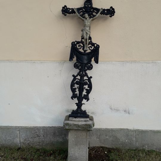 Kříž u kostela v Úterý