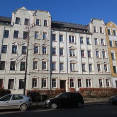 Mietshaus in geschlossener Bebauung mit Vorgarten Zeißstraße 13