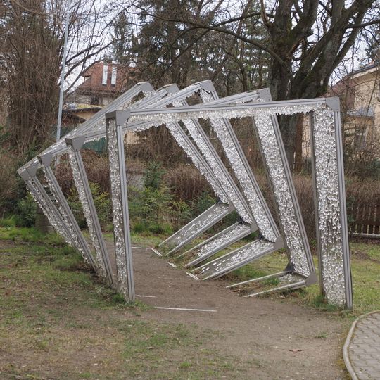 Plastika z kovu a skla v zahradě pivovaru Volt v Jablonci nad Nisou