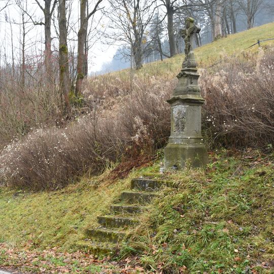 Kříž v Bartošovicích v Orlických horách u silnice mezi čp. 11 a 9