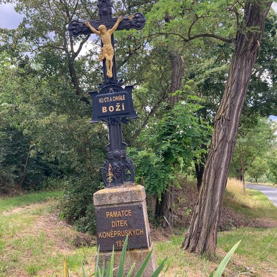 Kříž u silnice na západním okraji Koněprus