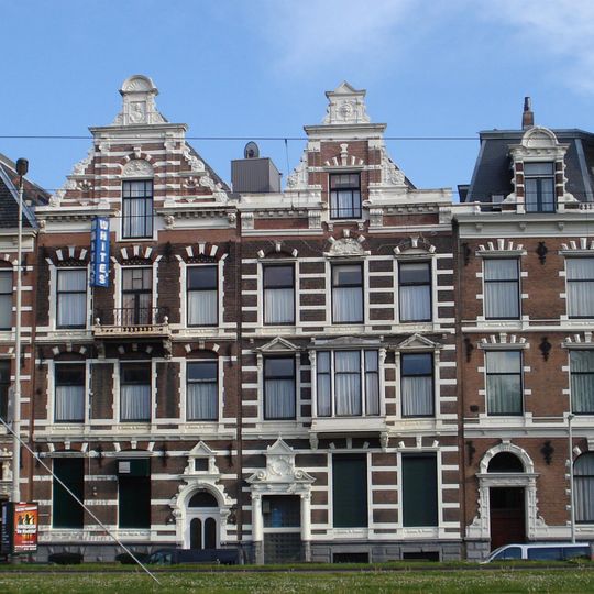 Rij van vier herenhuizen in neo-renaissance stijl