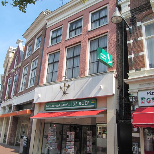 Pand met verhoogde gevel en rechte kroonlijst onder zadeldak met voorschild en dakkapel