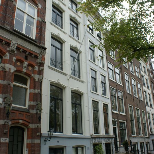 Pand met gepleisterde gevel met vensteromlijstingen en rechte lijst