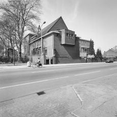 Hek met gemetselde hekpijlers, waarop 14 gietijzeren heiligenbeelden in neogotische stijl